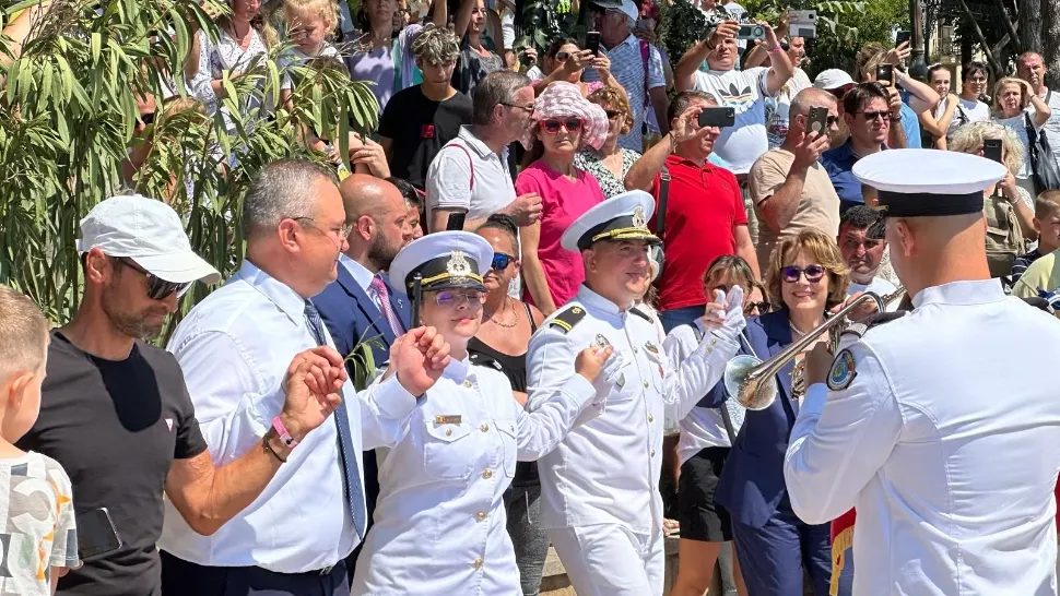 Nicolae Ciucă, baie de mulțime de Ziua Marinei. Reacție incredibilă a oamenilor, liderul PNL s-a prins în horă - VIDEO