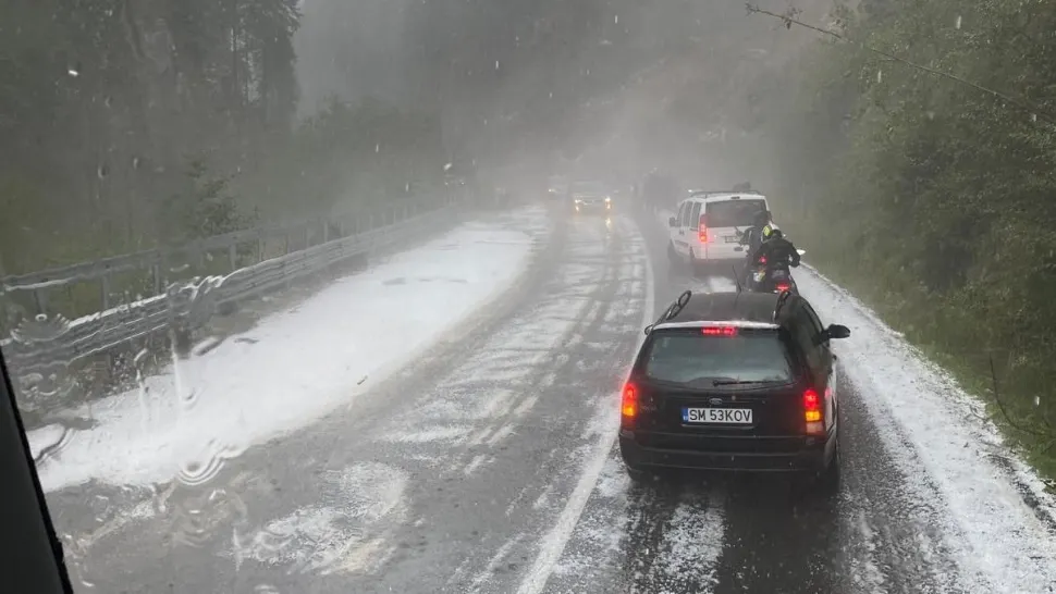 Dezastru pe Transalpina. Trafic blocat COMPLET din cauza aluviunilor aduse de o ploaie torențială - VIDEO