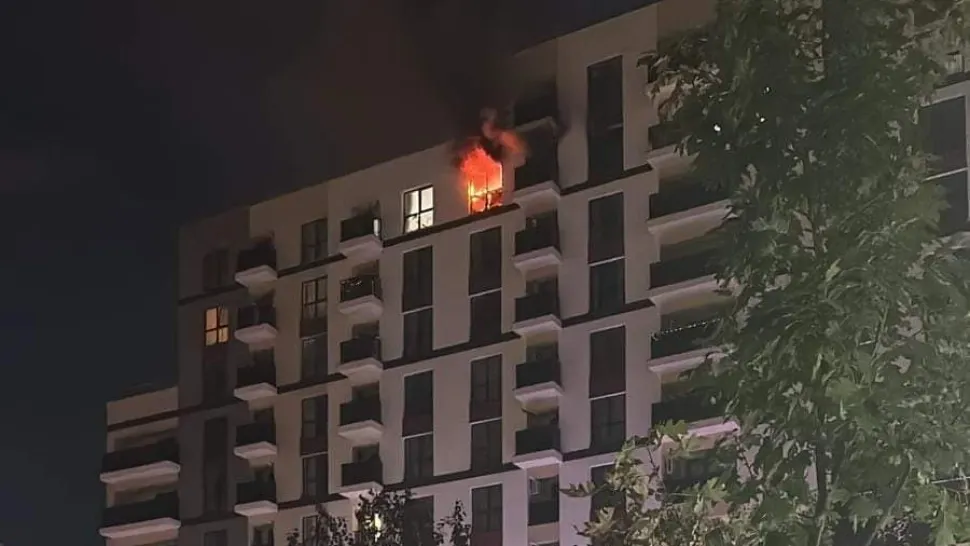 Apartament cuprins de flăcări, într-un bloc din Giulești. Foto/ISU
