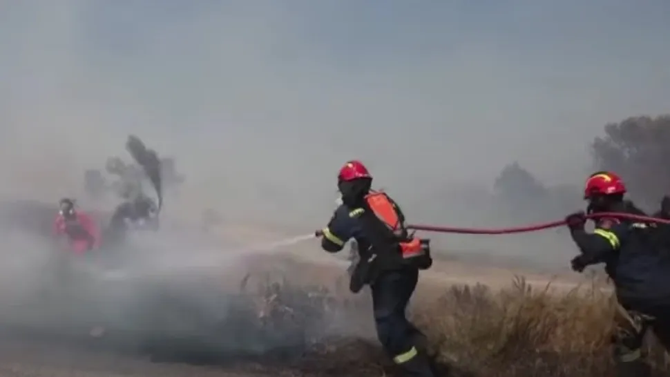 Pompierii români ajută la stingerea incendiilor din Grecia. Intervenții contra cronometru