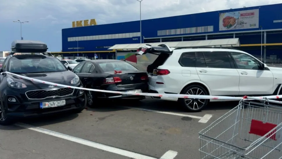 Accident grav, în parcarea unui magazin IKEA din Capitală: mamă prinsă între două mașini, după ce copiii s-au urcat la volan și au călcat accelerația