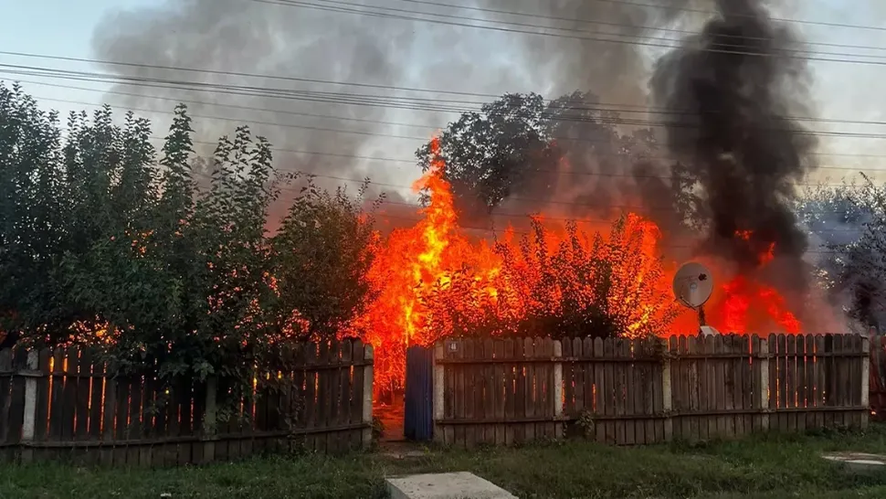 Incendiu devastator la Iași. O întreagă gospodărie a luat foc de la un autoturism - VIDEO