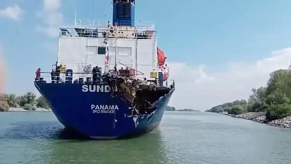 Incident naval pe Canalul Sulina: două nave de tip cargo s-au ciocnit pe Dunăre, la Mila 18 - FOTO