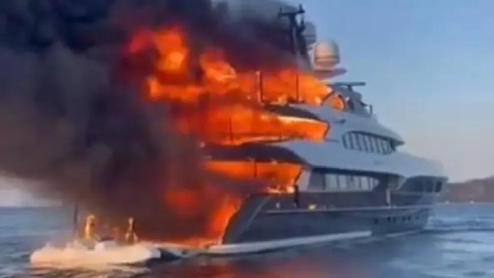 Incendiu puternic pe un iaht de lux: 12 pasageri se aflau la bord - VIDEO
