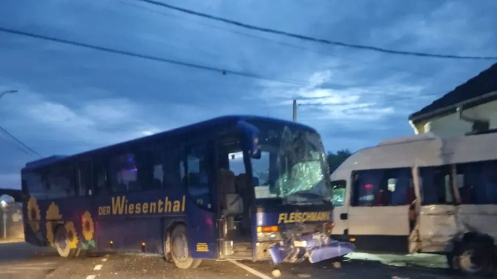Impact violent între un autobuz şi un microbuz, în Gorj: 8 victime. Traficul în zonă, oprit din cauza accidentului, a fost reluat