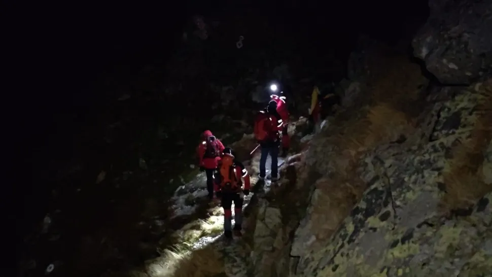 Turist recuperat de pe munte după ce a rămas blocat într-o zonă abruptă, în Retezat. Intervenție dificilă a salvamontiștilor/ Facebook
