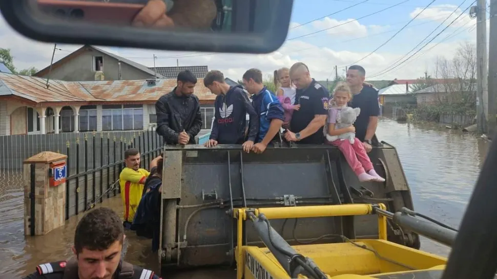 Primarul din Pechea, Galați: Pe cei care nu vor să se evacueze de bunăvoie vom încerca să-i luăm cu forța - VIDEO