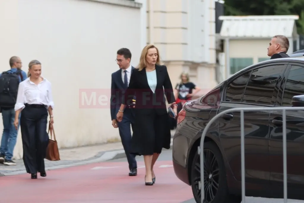 Elena Lasconi, vizită secretă la Ambasada Franței! Candidata USR, însoțită de un singur nume de încredere - FOTO/VIDEO
