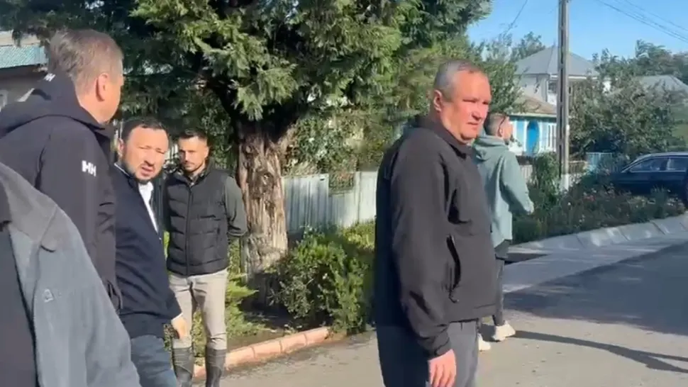 Disperarea atinge cote maxime în județul Galați: pod rupt de viitură, în localitatea Suhurlui. Nicolae Ciucă, în mijlocul sinistraților