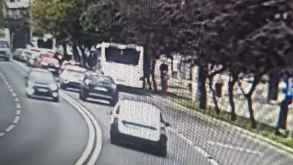 Incident cutremurător, în trafic: un călător dintr-un autobuz a murit după ce s-a dezechilibrat. Șoferul făcuse o manevră pentru a evita un accident - VIDEO