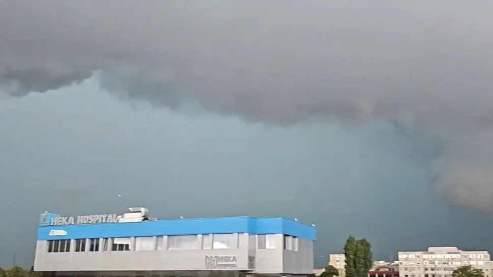 Prăpăd pe litoral după o furtună puternică: în doar câteva minute, mai multe stațiuni au fost inundate. A fost emis RO-Alert/ Captură Ziua de Constanța