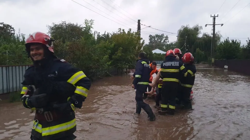 Județul Galați, sub ape. A plouat într-o noapte cât pentru o lună întreagă. Ciolacu se duce la fața locului Foto/ISU