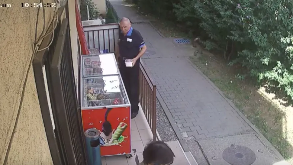 Bărbatul poate fi văzut verificându-și banii, după care pleacă cu o cutie de înghețată fără să o mai plătească la magazin.