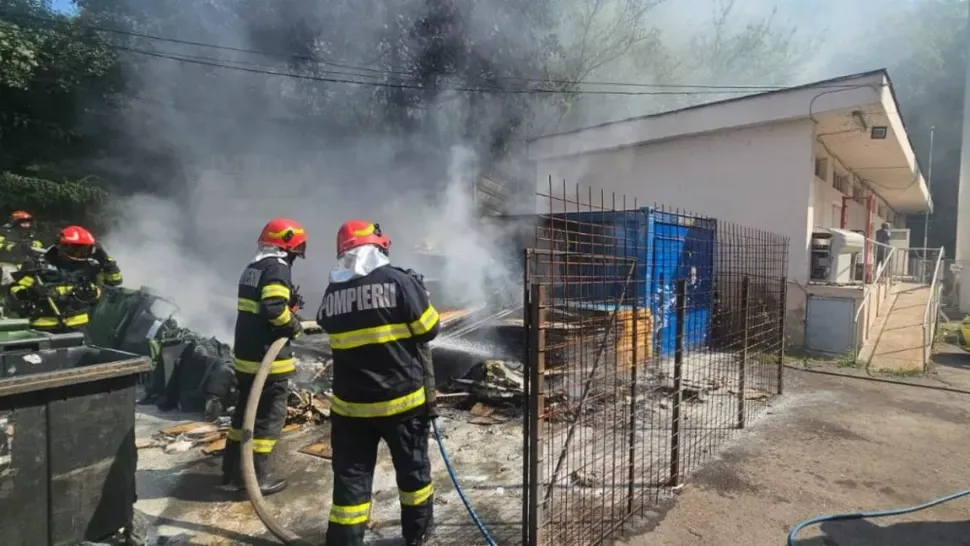 Incendiu în curtea Spitalului Județean Piatra Neamț. Intervenție masivă a pompierilor, în urma unor mari degajări de fum