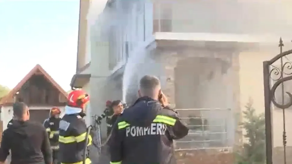 Incendiu puternic la o casă din localitatea devastată de inundații