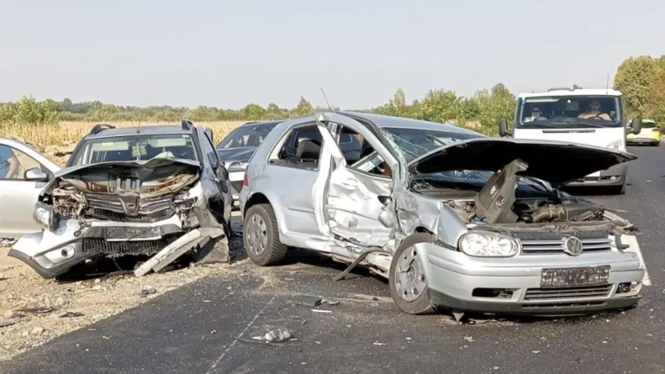 Accident rutier dezastruos pe o șosea din România: Două mașini și un microbuz au intrat în coliziune