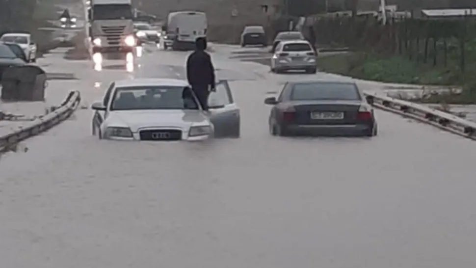Imagini catastrofale pe șoselele din Constanța după Codul Roșu de ploi torențiale. Mai multe străzi sunt inundate