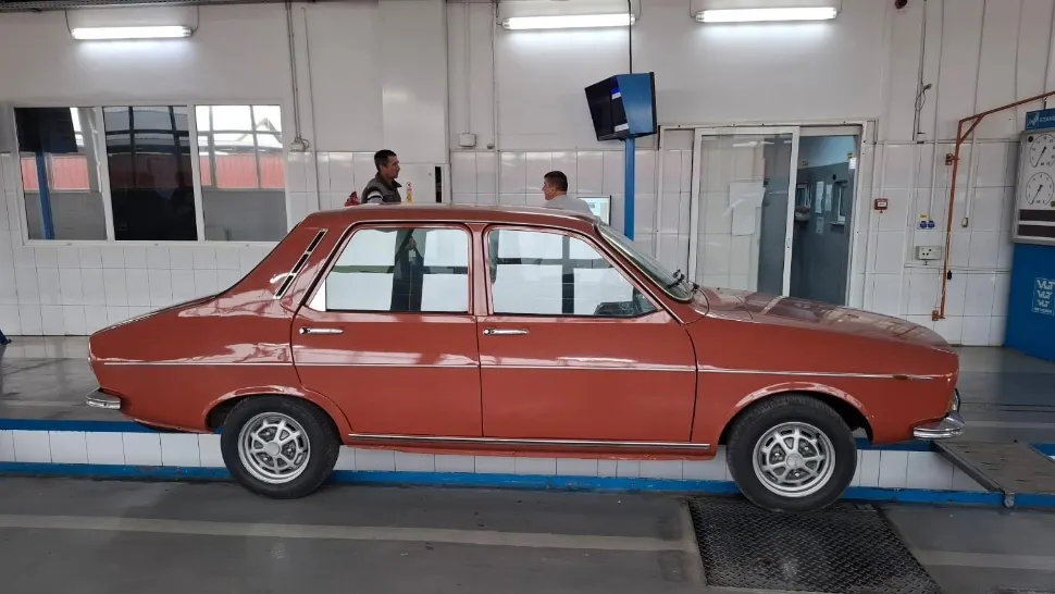 Au crezut că este o DACIA 1300. Când au privit mai atent, au realizat că este unul dintre cele mai RARE modele - FOTO