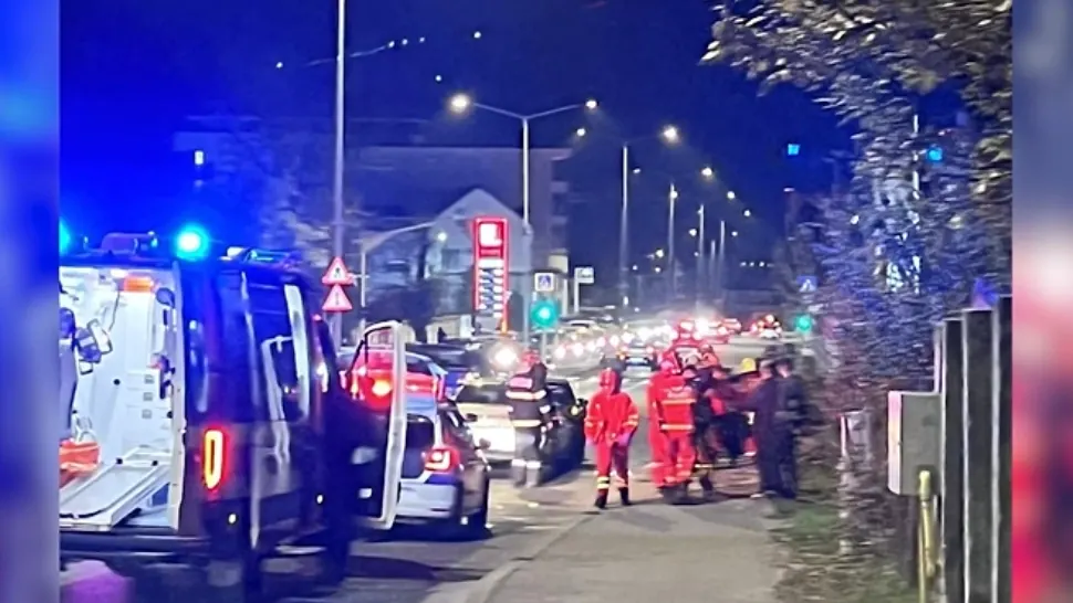 Scuter strivit între două mașini, la Cluj. Tânărul de 20 de ani care îl conducea, transportat la spital cu răni grave/ Captură video