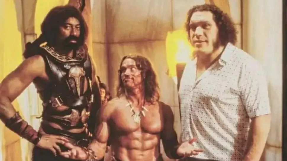 Poza nu este trucată! "Piticul" din mijloc este Arnold Schwarzenegger - FOTO
