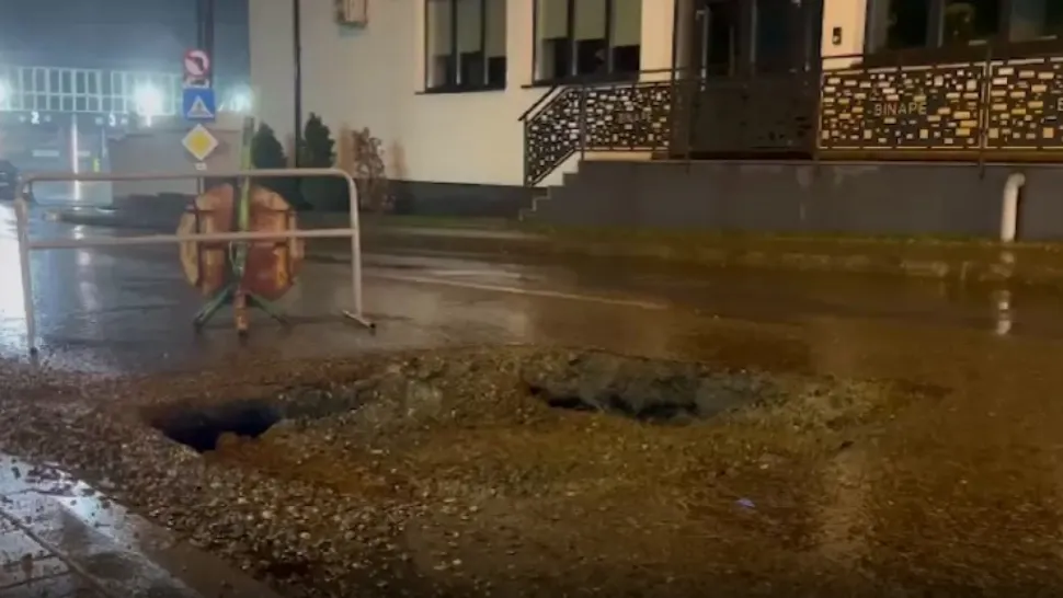 Alertă: s-a surpat asfaltul. Mașini distruse, clipe de panică în Botoșani