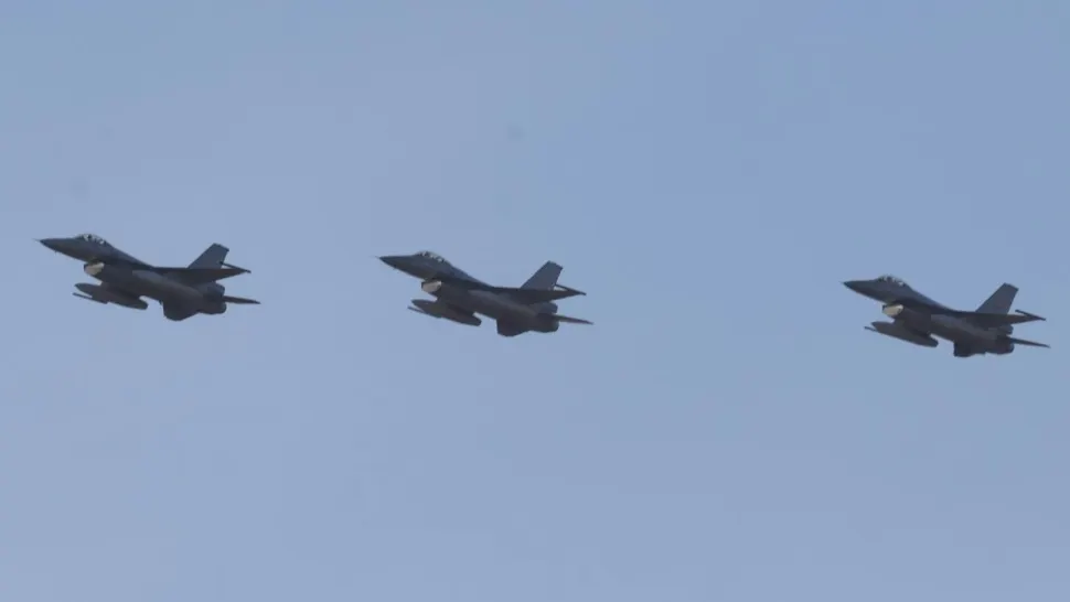 Un nou lot de trei super - avioane F-16 Fighting Falcon a sosit la Câmpia Turzii. Foto: Facebook