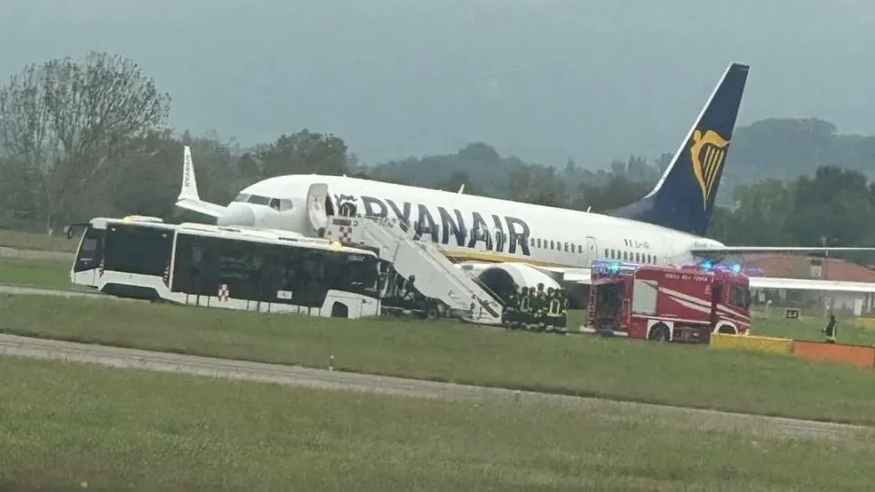 Eveniment neașteptat în aeroport. Roata unui avion a explodat la aterizare