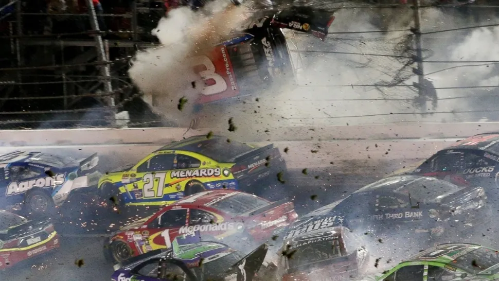 Cel mai mare accident din istoria NASCAR: 28 de mașini implicate