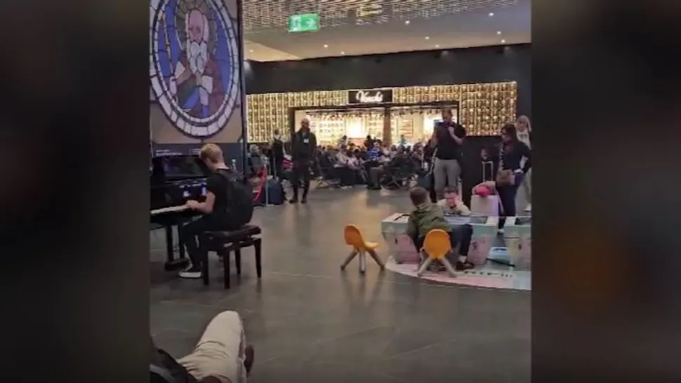 Pianistul român care a făcut show într-un aeroport din Italia. Oamenii l-au filmat