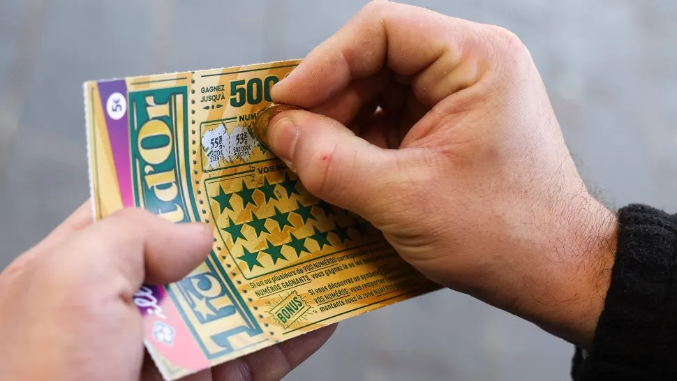 Noroc extraordinar: un bărbat a câştigat la loterie un milion de dolari cu o bancnotă găsită pe jos! Ce și-a propus să facă cu banii