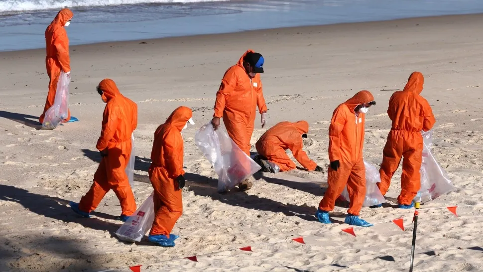 Invazia bilelor negre ia amploare. Autoritățile din Australia au închis alte plaje după aparițiile misterioase