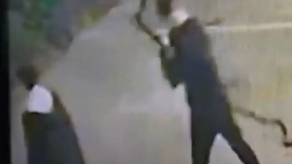 Băiatul ar fi vrut să facă flotări pe vagon și îl rugase pe prietenul care îl însoțea să îl filmeze. Foto/Captură video