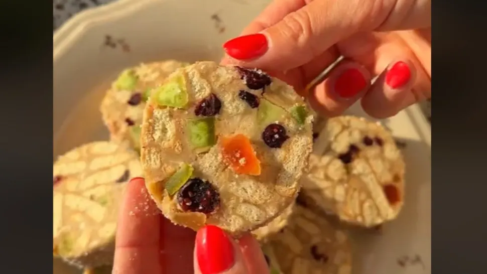 Salam de biscuiți cu fructe uscate și gust magic de Crăciun. Rețeta care a făcut furori pe internet/ Captură video