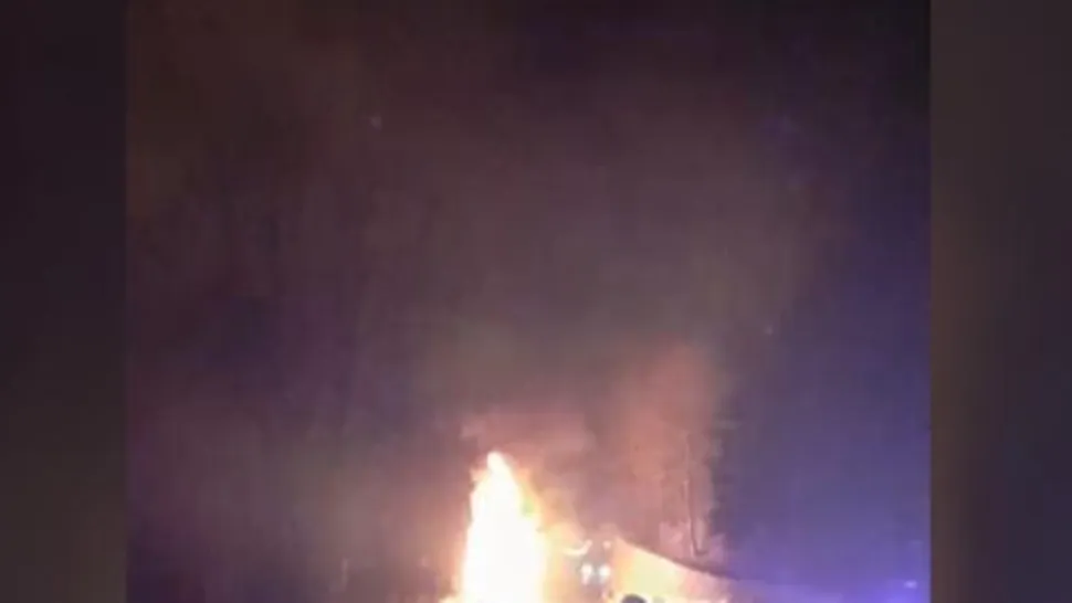Trafic blocat pe DN1, între Predeal și Azuga. Un camion a luat foc - VIDEO