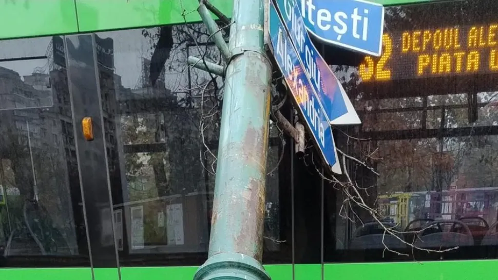 Un stâlp de iluminat s-a PRĂBUȘIT peste un tramvai, în zona Unirii din Capitală. Imagini șocante