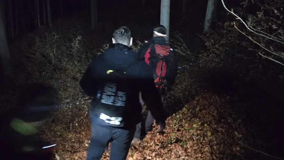 Turist de 26 de ani, localizat de salvamontiști cu ajutorul STS. Bărbatul se rătăcise și era epuizat/ Facebook Salvamont Maramures