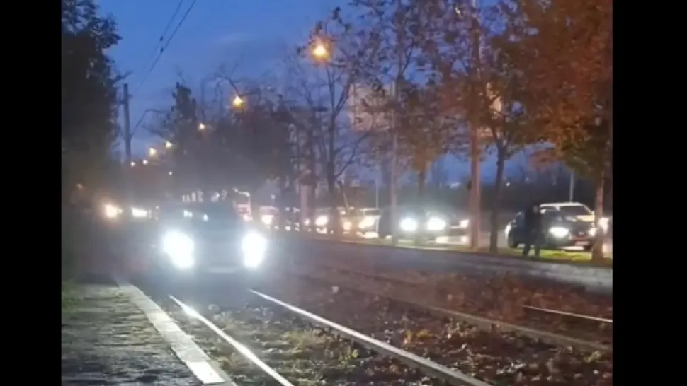 Un șofer inconștient a încercat să fenteze traficul din Capitală mergând pe linia de tramvai! Imagini halucinante / Captură video