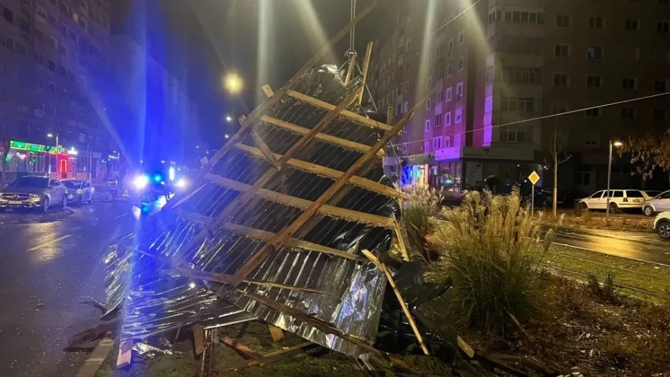 Vântul puternic a făcut ravagii în Banat: copaci doborâți, mașini și clădiri avariate, acoperișuri smulse de furtună. Zeci de intervenții ale pompierilor, în ultime ore - GALERIE FOTO