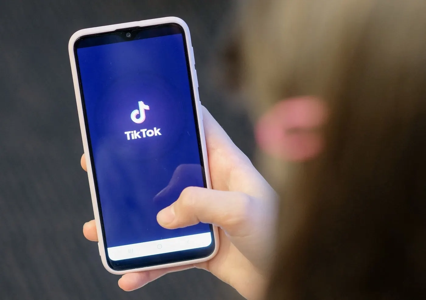Zeci de adolescente, AUTOMUTILATE în urma unei provocări pe TikTok. Avertisment al părinților disperați, fenomenul poate deveni viral 