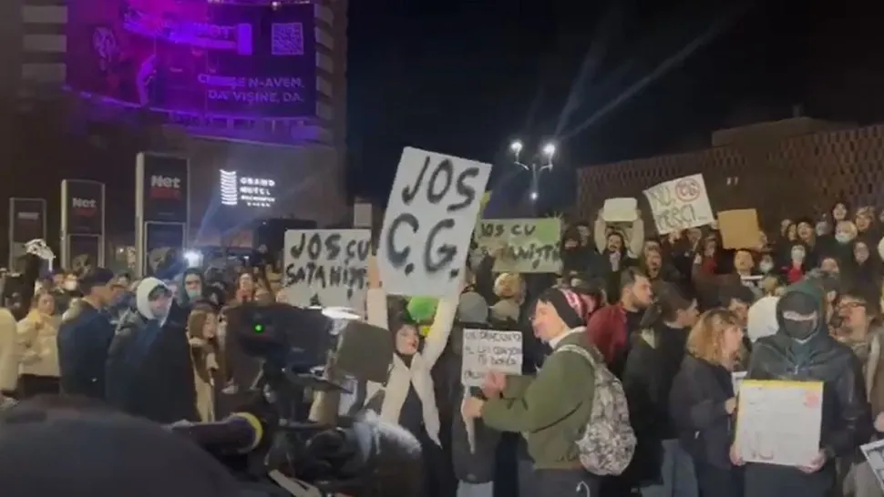 Sute de studenți au ieșit în Piața Universității. Foto/Captură video