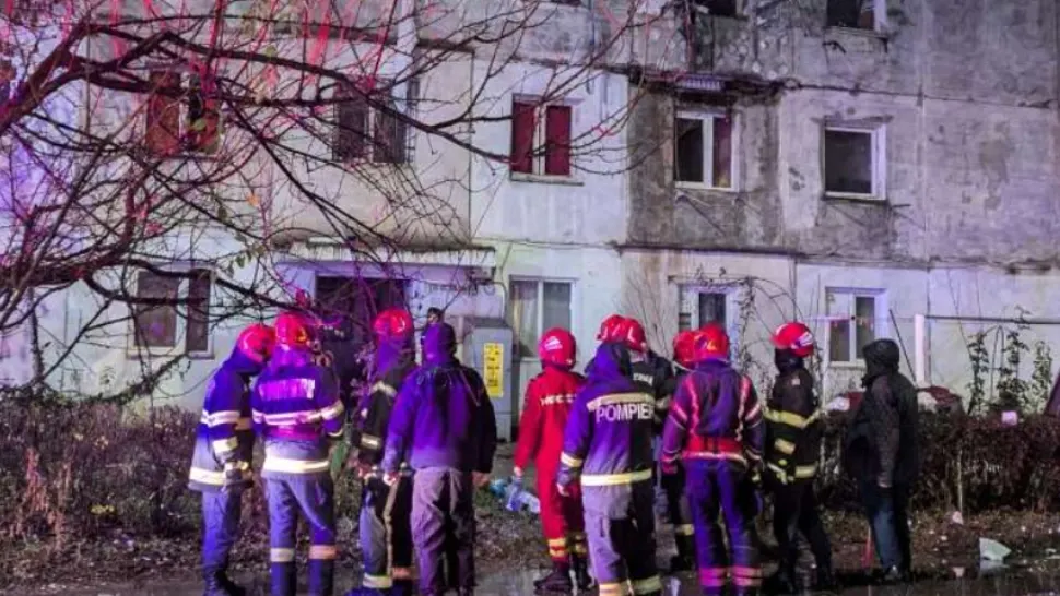 Urmările exploziei din blocul de la Bacău: 25 dintre persoanele evacuate, mutate la Baza Letea, alte 14 merg la rude/ ISU Bacău