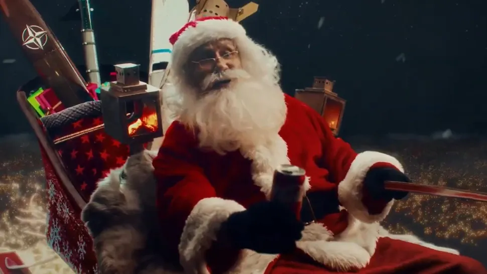 Clip bizar, distribuit de propaganda rusă. Cum se bucură Moș Gerilă când Moș Crăciun e doborât de pe cer de o rachetă rusească/ Captură video