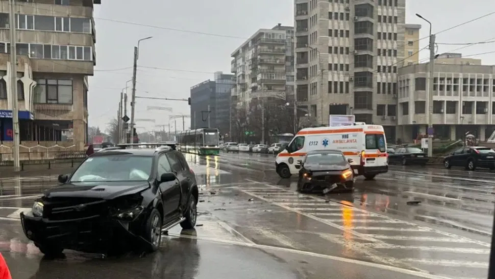 Impact frontal între două mașini, în centrul Iașului. Unul dintre șoferi ar fi fugit de la locul accidentului/ Foto: Ziarul de Iași