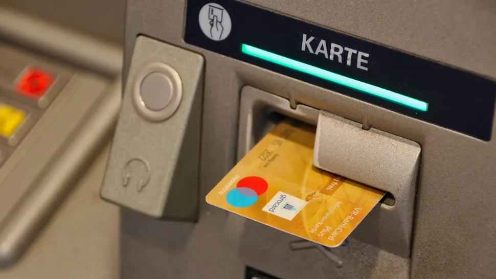 Suma MAXIMĂ de bani pe care o poți scoate de la bancomat. În caz contrar te trezești cu FISCUL la ușă