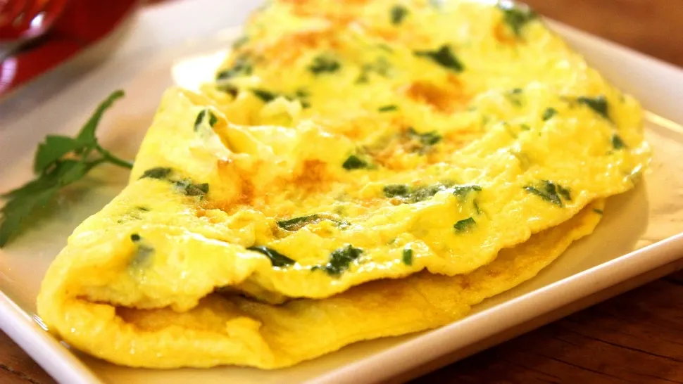 Secretul celei mai pufoase omlete. Ce trebuie să pui în ea pentru a te bucura de cel mai gustos mic-dejun