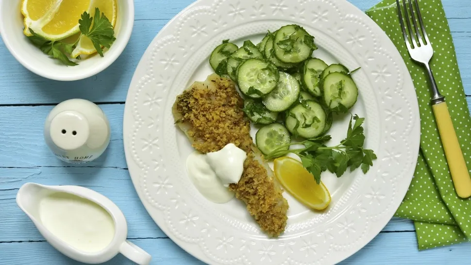 Cod pane cu sos de iaurt și lămâie, pentru un prânz savuros