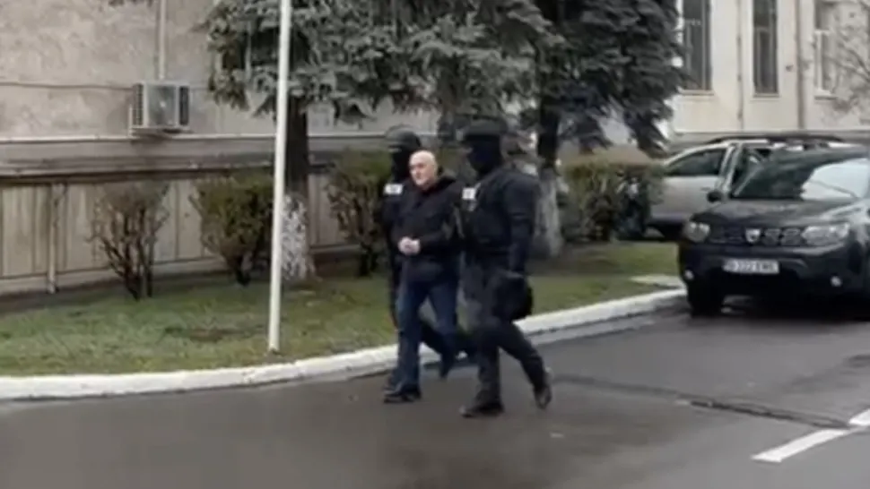 Horațiu Potra, scos în cătușe din sediul IPJ Prahova. Foto/Captură video