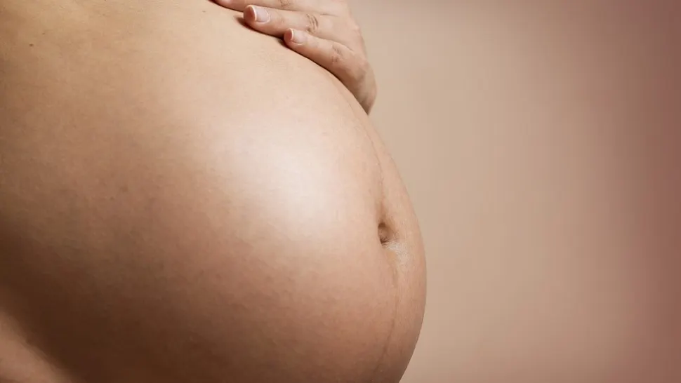 Naștere la limită în Caraș-Severin. O tânără mamă a născut acasă un copil prematur