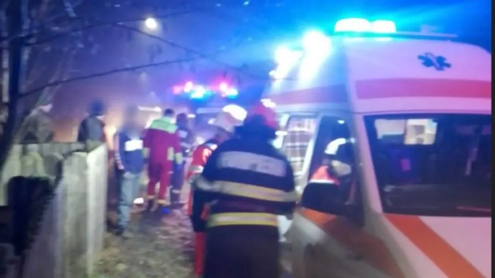 EXPLOZIE puternică într-o locuință din județul Botoșani. Un bărbat a ajuns la spital/ Captură foto stiri.botosani.ro
