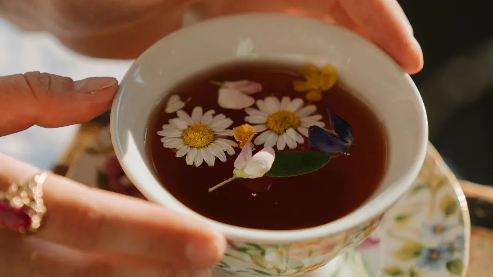 Ceaiul care ar putea ajuta la reducerea stresului. Este un elixir pentru sănătate și conține doar o banală plantă